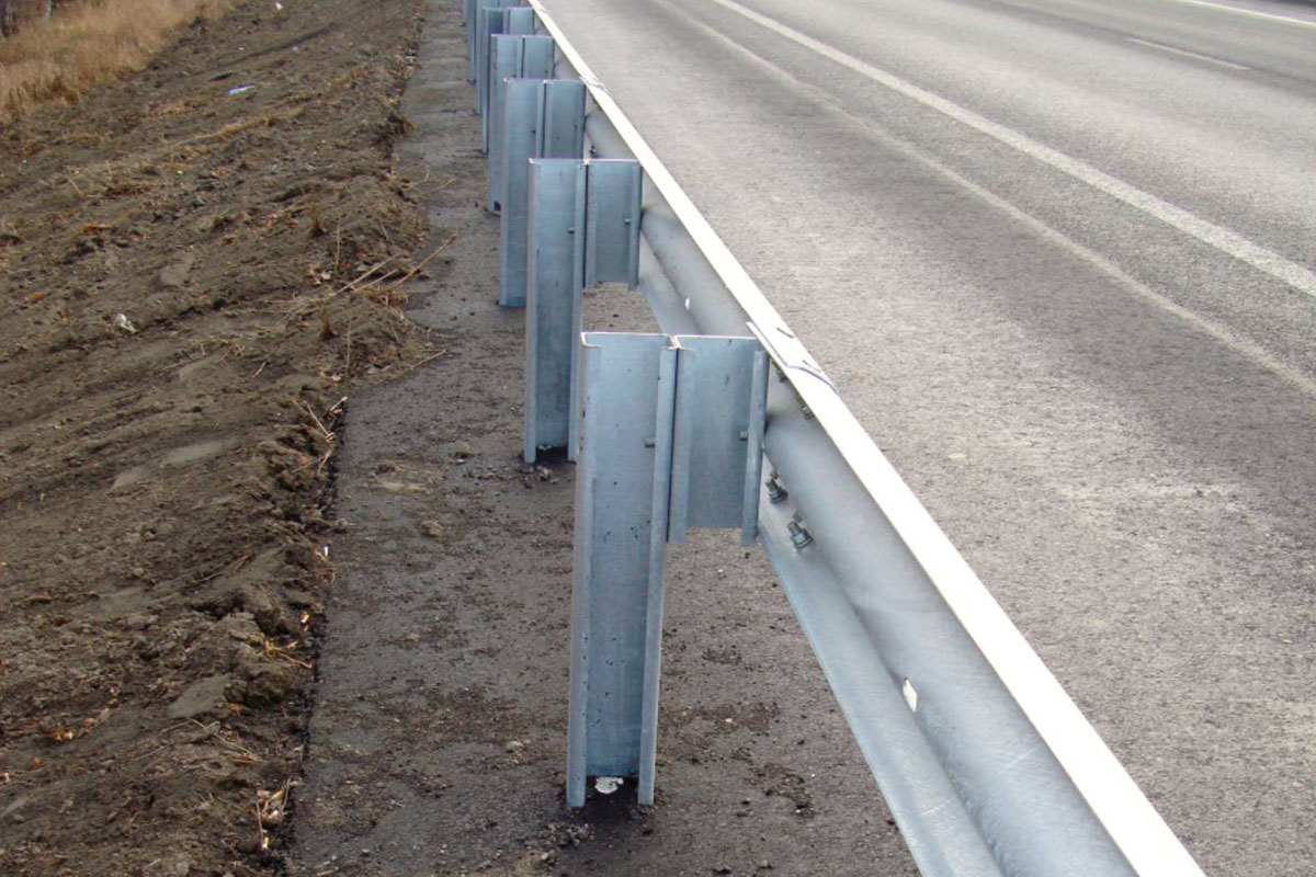 Ограждение металлическое барьерного типа по ТУ5216-001-03910056-98 с «С»-образными стойкамии вставками (для автомобильных дорог, 11ДОс, 11ДДс до 350 кДж)
